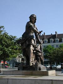 STATUE JEANNE HACHETTE BEAUVAIS